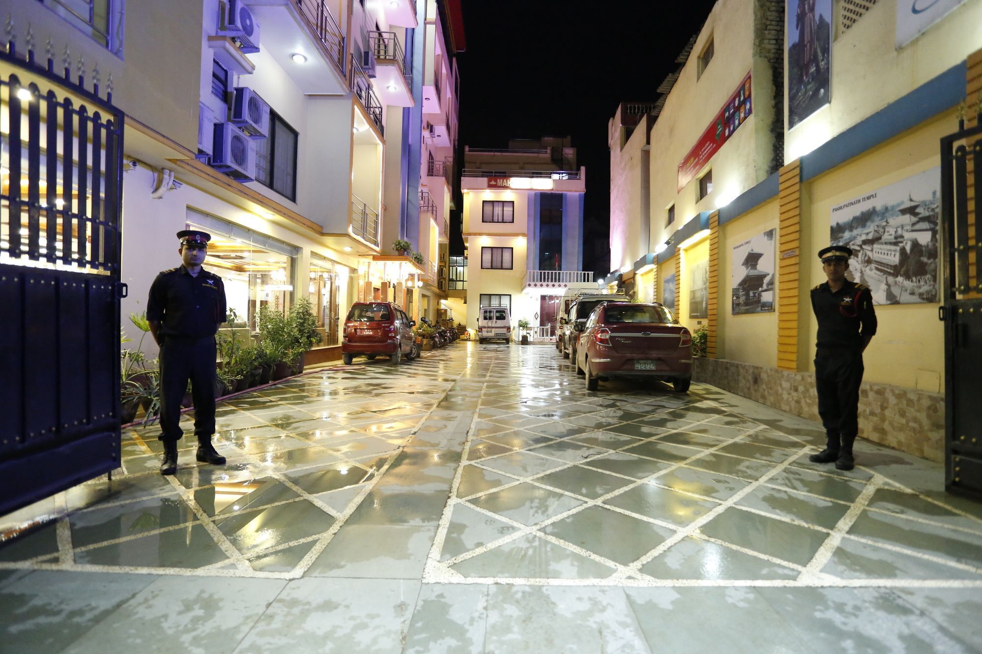 Mahadev Hotel Катманду Экстерьер фото